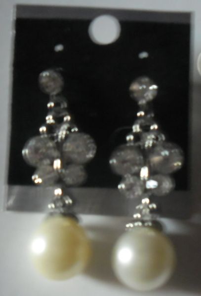 brinco perola com pedras de strass