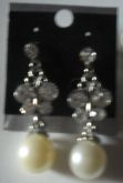 brinco perola com pedras de strass